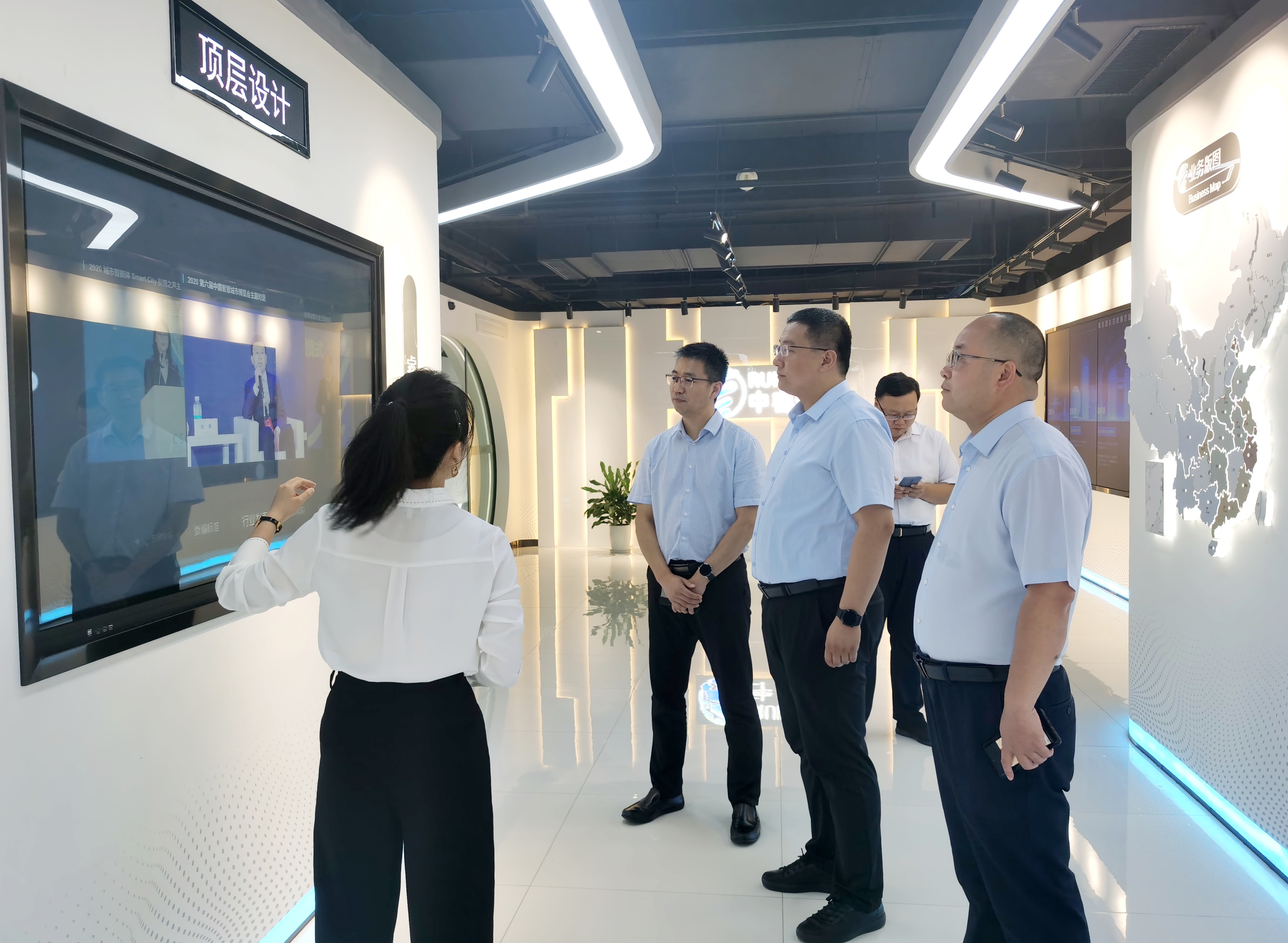 石家庄市鹿泉区委副书记、区长李争考察中睿信